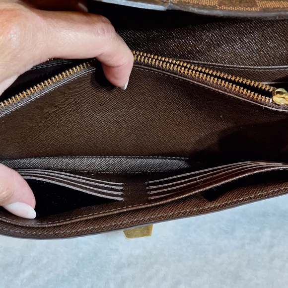 LV Besace Clutch Rosebery - Picture 10 of 16